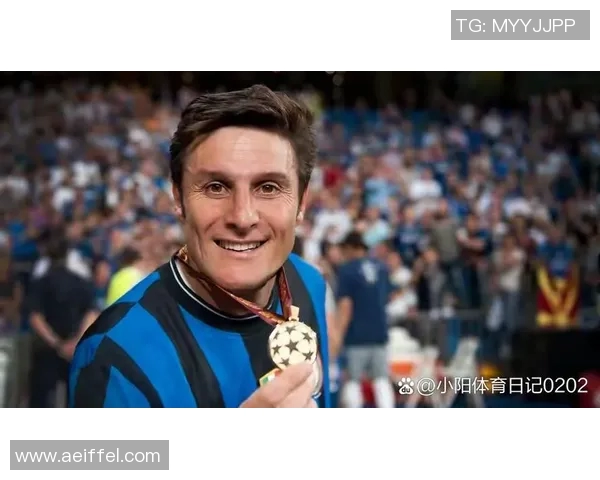 传奇球星足球壁纸展现经典瞬间与独特风采的视觉盛宴