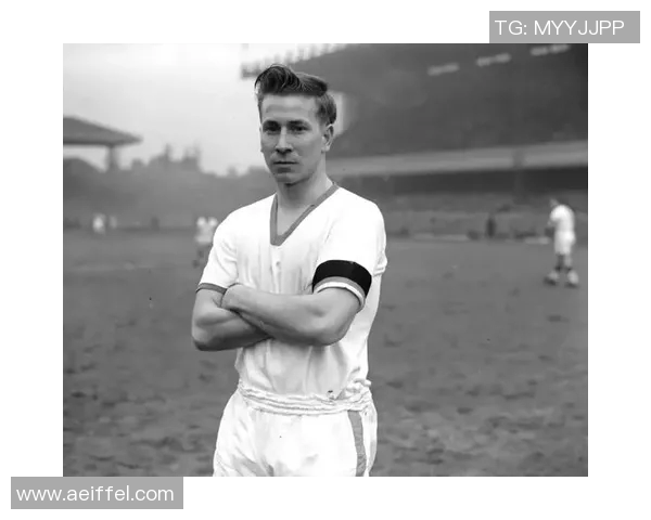 90年代足球传奇球星排名榜回顾与分析 见证黄金时代的风采与辉煌 90年代足球传奇球星排名榜回顾与分析 见证黄金时代的风采与辉煌