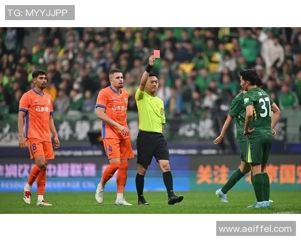 足球场惊现球星扒裤子事件引发全场轰动球迷热议背后真相揭秘